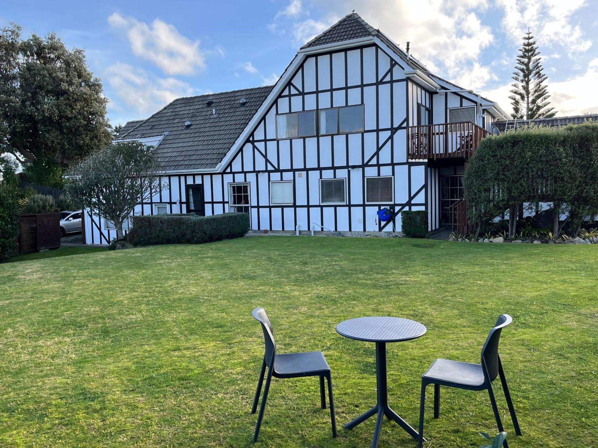 Tudor Manor Bed & Breakfast Paraparaumu Esterno foto