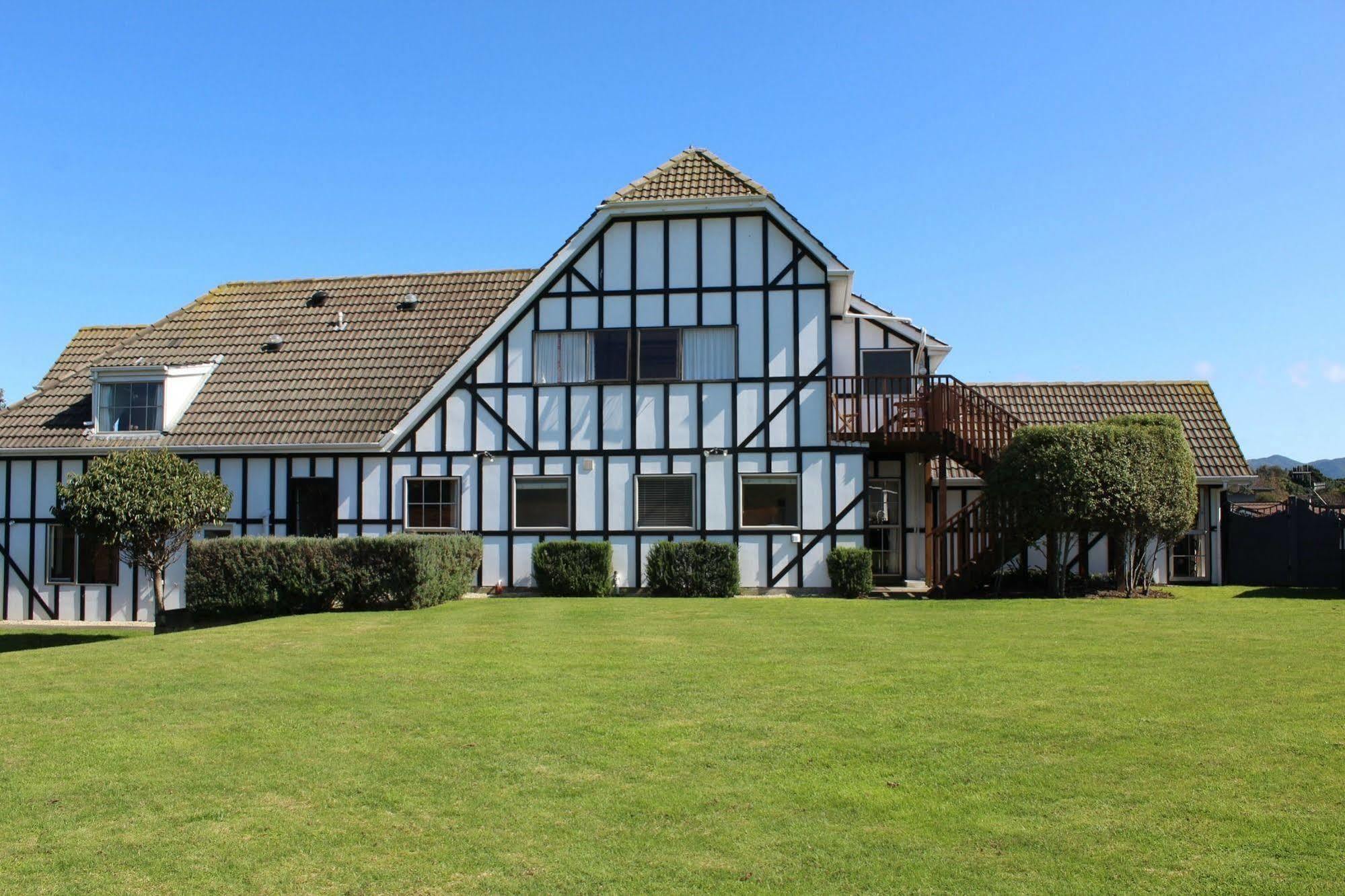 Tudor Manor Bed & Breakfast Paraparaumu Esterno foto