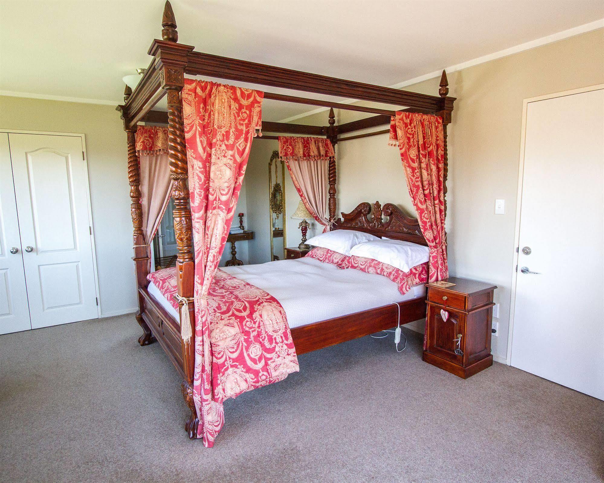 Tudor Manor Bed & Breakfast Paraparaumu Esterno foto